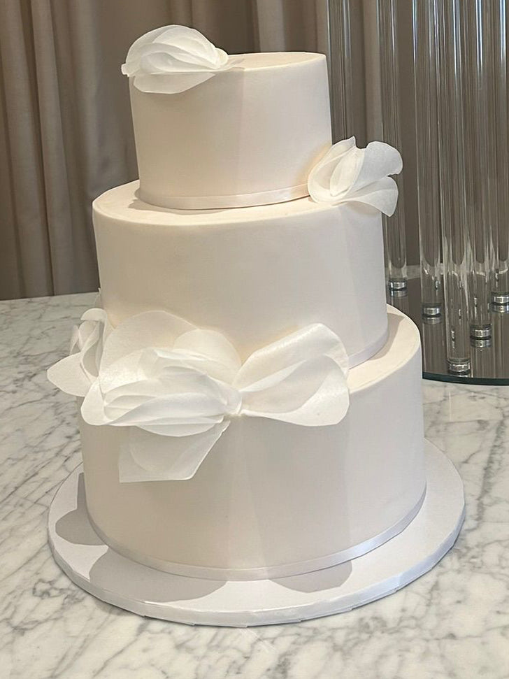 Decorated wedding cake